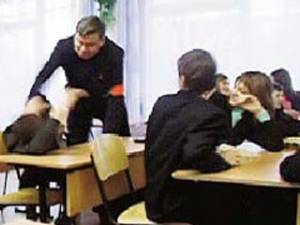 Харьковский школьник снял на видео учителя, избивающего ученика