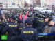 Массовые столкновения неонацистов с анархистами в Праге разогнала полиция.