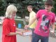 Активисты молодой гвардии обменивают сигарету на конфету у молодежи. Фото калитва.ру
