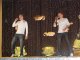 Близнецы поют на шоу близнецов в честь Дня города. Фото калитва.ру