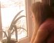 Девушка у окна. Фото калитва.ру
