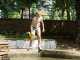 Девочка набирает воду в водный пистолет. Фото калитва.ру