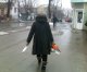 Женщина продает бензопилы на улицах города