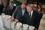 Василий Голубев посетил современный крупяной завод в Целине и заявил о необходимости развития сельхозпереработки на Дону