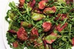 Рецепт теплого салата из баранины с рукколой, свекольными листьями и песто из кинзы и мяты