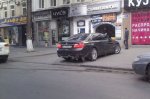 Машина начальника ГУ МВД Лапина паркуется на тротуарах и ездит по встречке