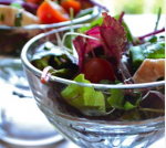 Рецепт зеленого летнего салата с томатами и моцареллой