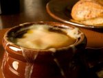 Новогодний рецепт: Луковый суп, запеченный под сырной корочкой