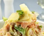 Новогодний рецепт: Салат из копченого лосося с мягким сыром, укропом и лимонным соусом