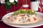 Новогодний рецепт: Креветки с текилой, сливками и зеленым луком