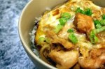 Рецепт: оякодон (японский омлет с рисом и курицей)