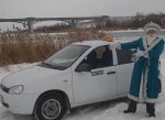 В Каменске-Шахтинском Дед Мороз таксист бесплатно всех катает под Новый год