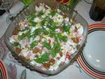Рецепт салата с сухариками и колбасками