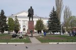 "Зеленый мир" посадил цветы у памятника Ленину
