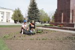 "Зеленый мир" посадил цветы у памятника Ленину
