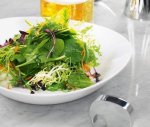 Салат из шпината, щавеля, фризе и водорослей