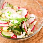 Рецепт: зеленый салат с русским соусом