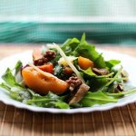 Рецепт: салат с абрикосами и помидорами черри