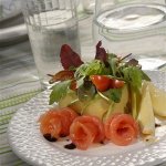 Рецепт: салат из рукколы, мангольда и семги