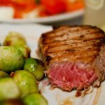 Рецепт: стейк из тунца с гарниром из брюссельской капусты