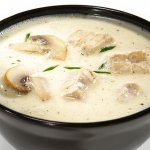Рецепт: острый суп с курицей, кокосовым молоком и корнем галангала