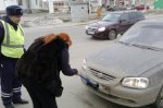 В Волгограде сотрудники ГИБДД заставили водителей помыть номера