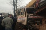 В Ростове водитель автокрана протаранил стену магазина, есть погибшие