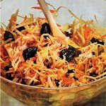 Рецепт: капустный салат с черносливом и грецкими орехами