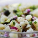 Рецепт : картофельный салат с горошком и кинзой