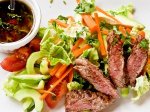 Рецепт: азиатский салат из говядины с кунжутной заправкой