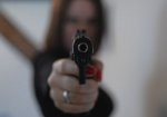 В Ростове пьяная женщина устроила стрельбу по своему знакомому