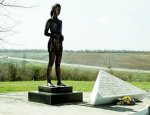 На мемориальном комплексе "Солдатское поле" вновь установили скульптуру девочки Милы