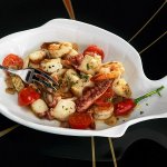 Рецепт: жареные морепродукты с чесноком и томатами