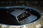 В Волгоградской области  женщину купавшуюся в свом бассейне придавил автомобиль