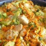 Рецепт: курица с брокколи и морковью, тушеная в сливках