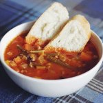 Рецепт: густой томатный суп с лососем, тигровыми креветками и мидиями