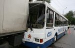В Ростове пассажирский автобус на полном ходу врезался в припаркованый грузовик