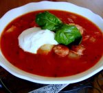 Рецепт: томатный суп с копчеными колбасками