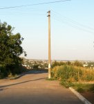 Бетонный столб стоит посреди дороги на Заречном