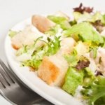 Рецепт: салат из куриной печени с чесночными сухариками