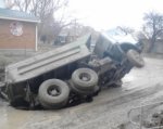 В Таганроге во время ремонта водопровода грузовик провалился под землю