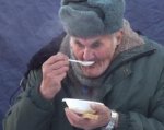 Общественники вновь накормили бездомных горячими обедами