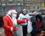 В Ростове новогодние подарки получили около ста бездомных