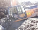 В Таганроге в грязи утопает 30-тонный экскаватор