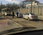 В Ростове автомобилисты, объезжая пробку, застряли на трамвайных путях