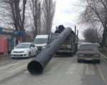 В Батайске КАМАЗ придавило огромной трубой