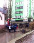 Соцсети: в Ростове на Орбитальной эвакуатор при погрузке уронил автомобиль