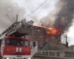 В Ростове горит четырехэтажный жилой дом
