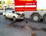 Пожилой ростовчанин на ВАЗ-2106 врезался в машину пожарных