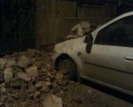 В Ростове упавшая с дома лепнина разбила машину и порвала провода